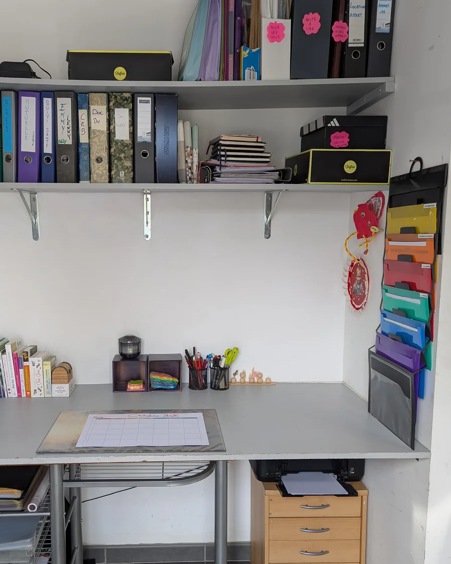 Le même coin bureau après désencombrement par une home organiser près de Ciney : classeurs alignés, plan de travail dégagé